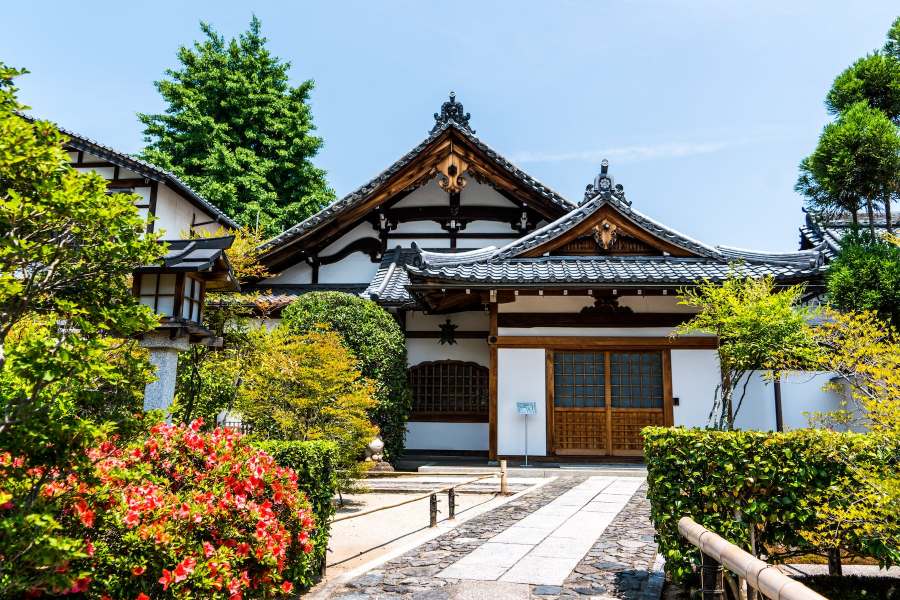 case in stil japonez, de ceai, alee de piatra, multe plante la exterior
