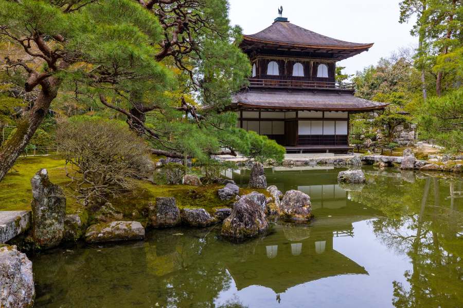 casa japoneza de ceai langa un lac si un parc inverzit