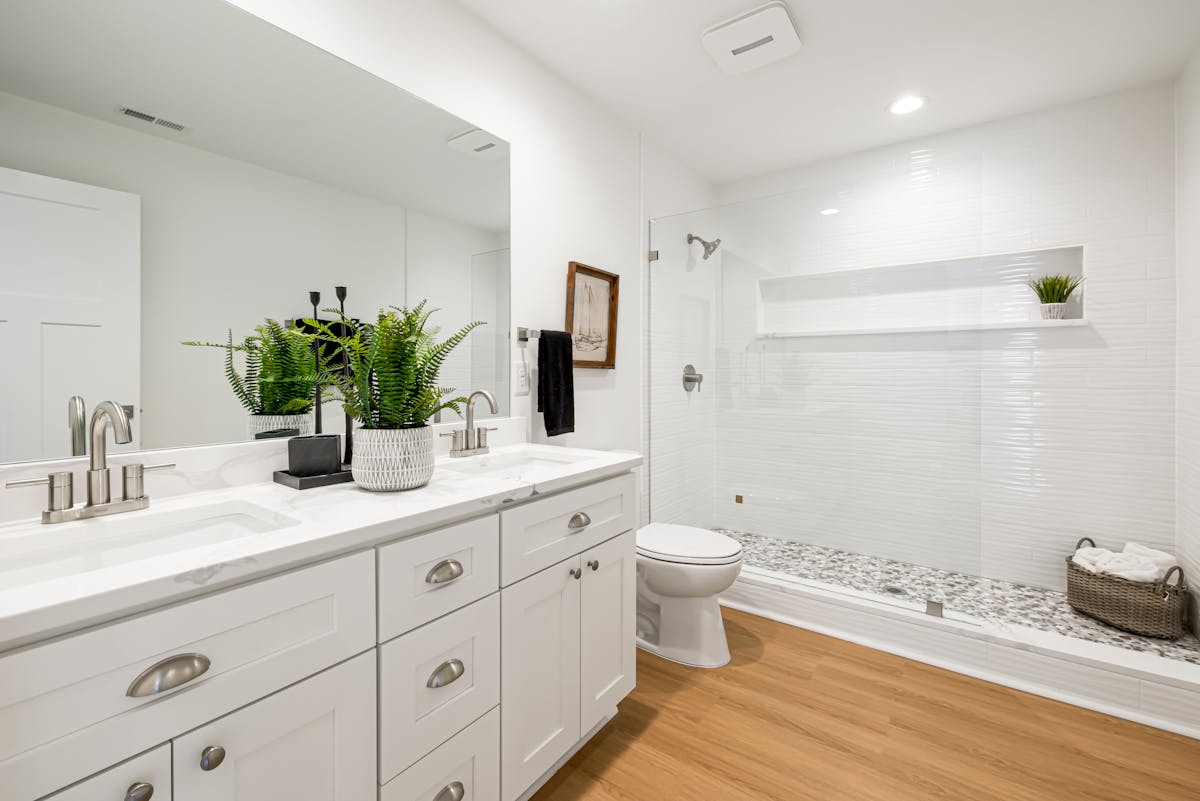 baie cu mobilier alb, plante, vas wc